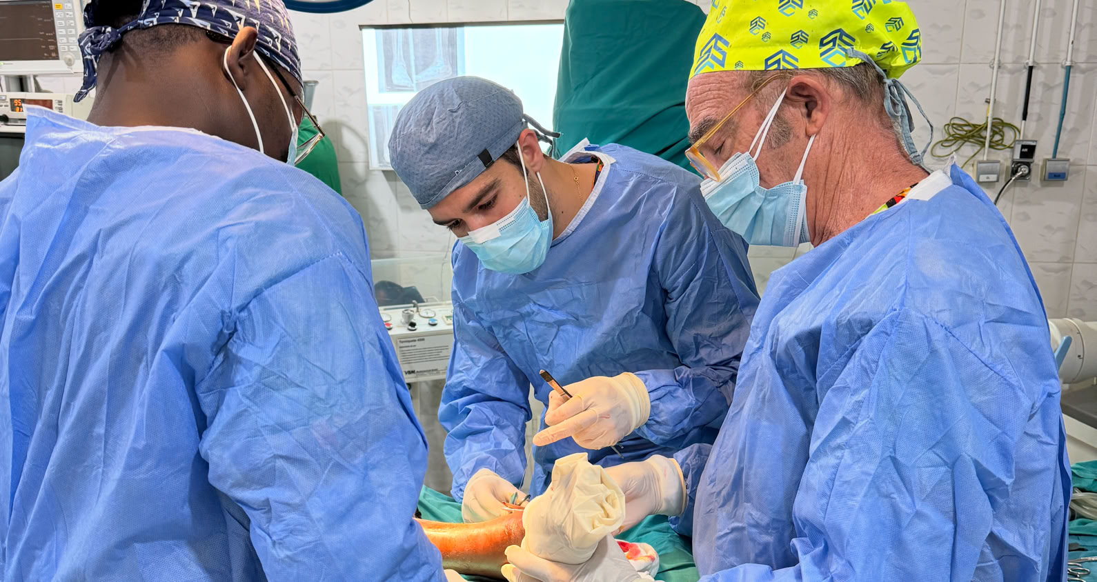 Dos cirujanos se concentraron en un procedimiento bajo luces quir&uacute;rgicas brillantes en un quir&oacute;fano est&eacute;ril.